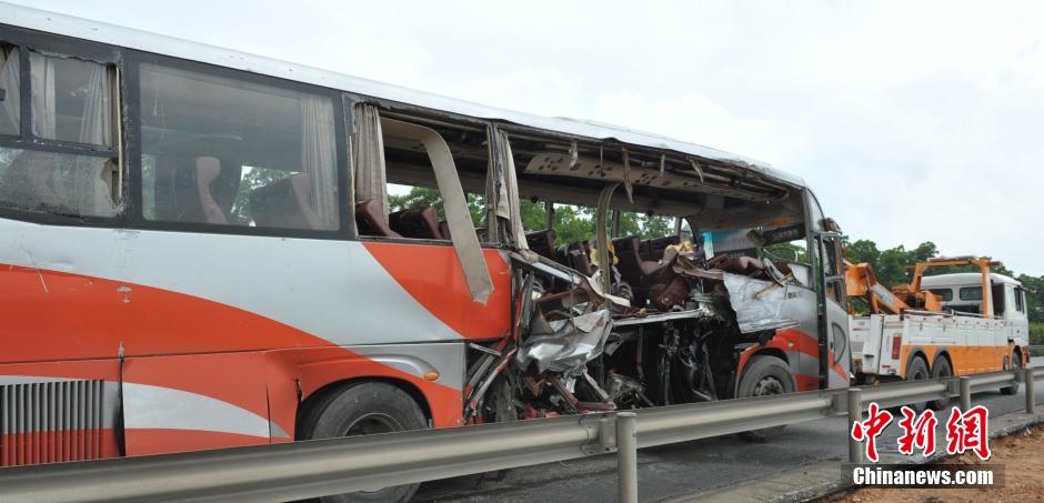 广昆高速发生交通事故 7人死亡18人受伤
