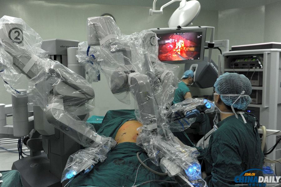四川首台“达芬奇”机器人半小时完成胆囊摘除术