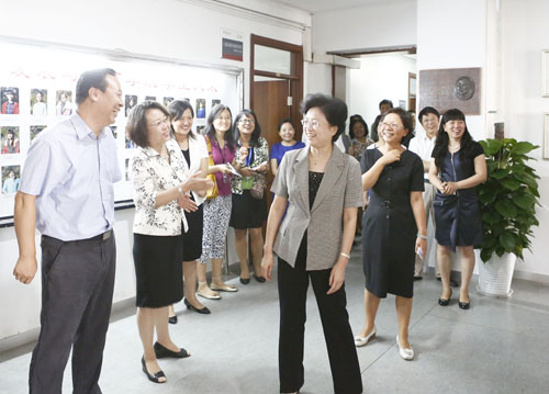 全国妇联领导慰问中华女子学院教师
