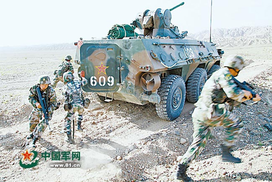 新疆军区某师开展战备演练