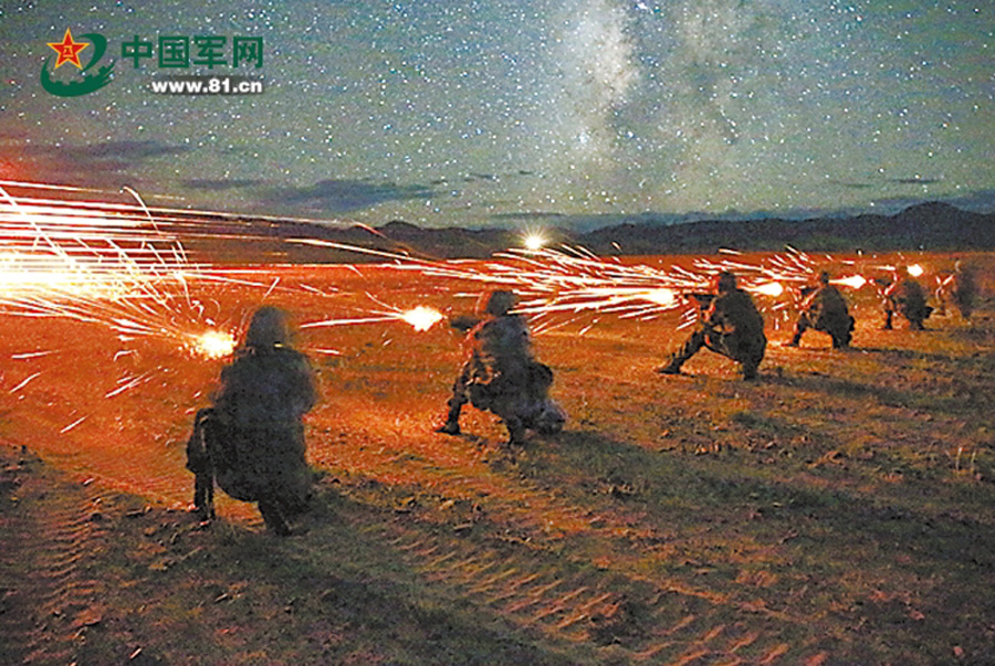 新疆军区某师开展战备演练