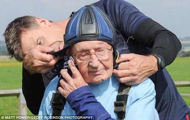 92岁二战飞行员三千米高空玩跳伞