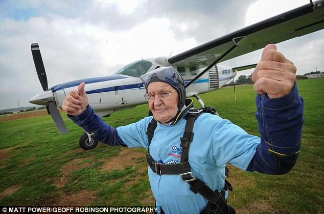 92岁二战飞行员三千米高空玩跳伞