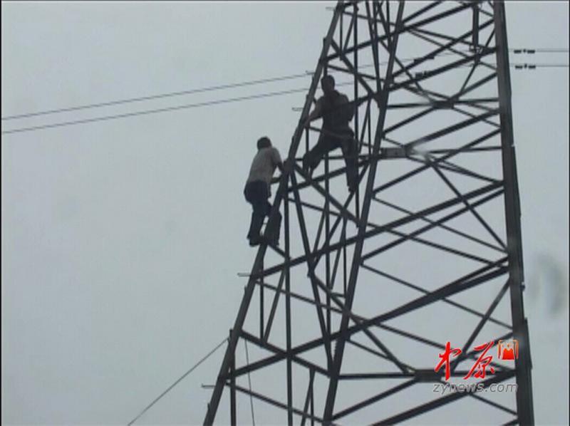 郑州一男子高压线塔上撒钱讨薪