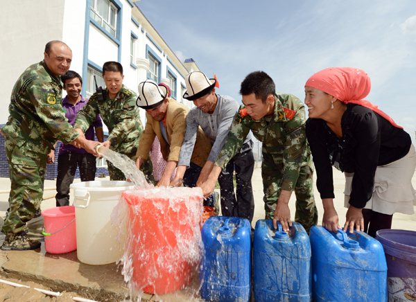 新疆边防官兵助农牧民喝上了甘甜水