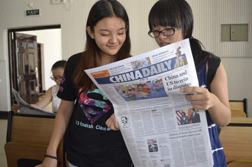 海航为200名学子赠送英文报纸 培养外语人才