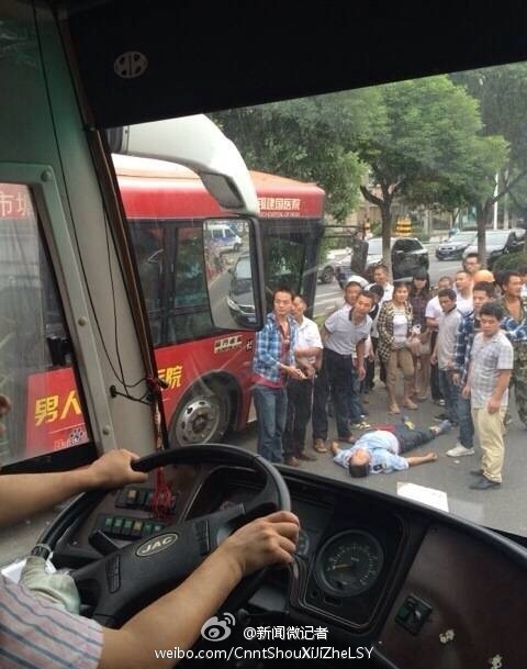无锡一辆公交车撞上绿化带 造成人员受伤