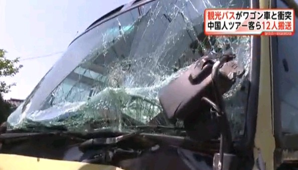 载有中国游客的巴士在日本撞车 12人被送医(组图)