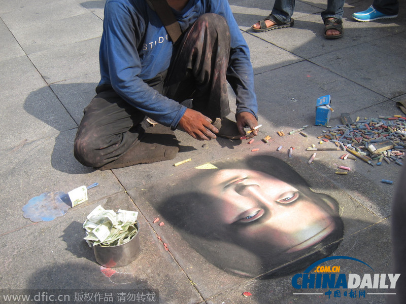 哈尔滨乞讨男子街上绘制蒙娜丽莎画像