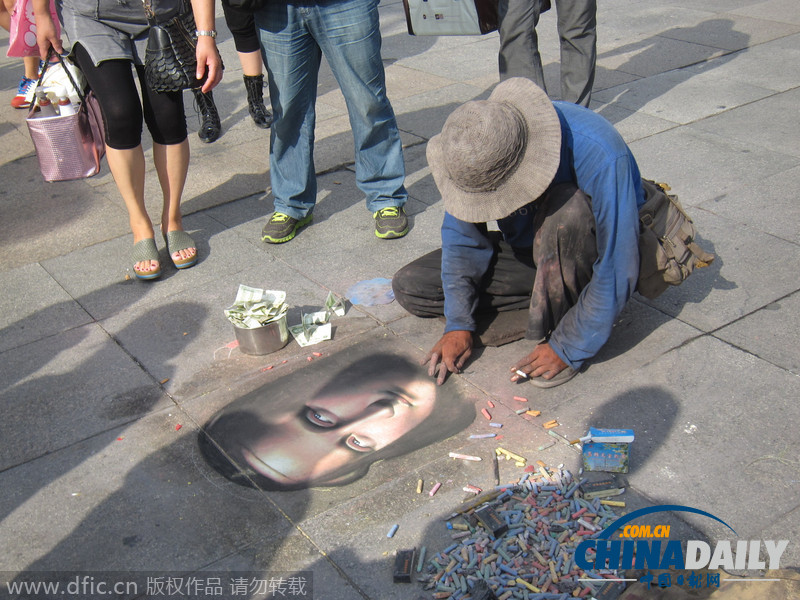 哈尔滨乞讨男子街上绘制蒙娜丽莎画像