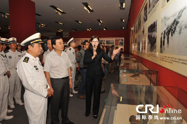 海军机关参观新疆生产建设兵团成立60周年历史文物展