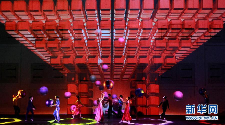 上海老码头上演3D舞蹈灯光秀