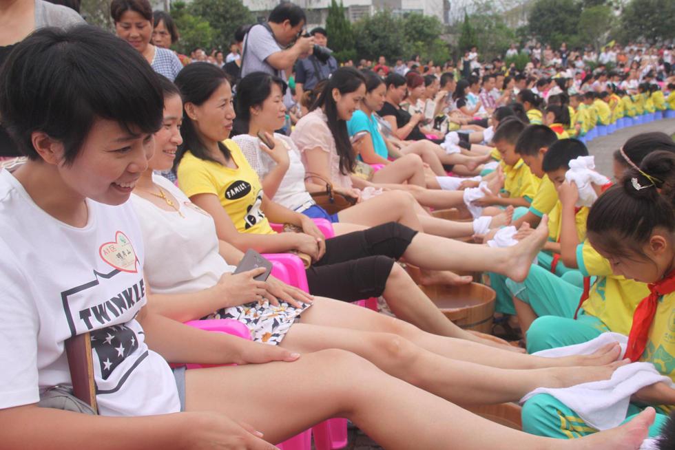 江西宜春万余人参与“我给父母洗脚”活动创纪录