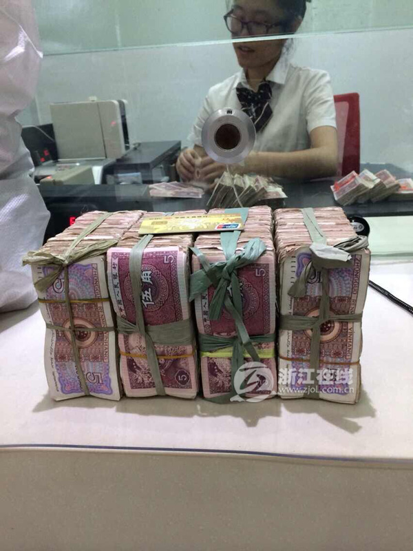 温州男子提3麻袋5毛钱买iPhone“土豪金” 吓懵老板