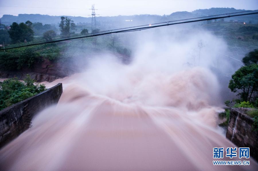 重庆长寿区暴雨致6万人受灾 已转移群众8000多人
