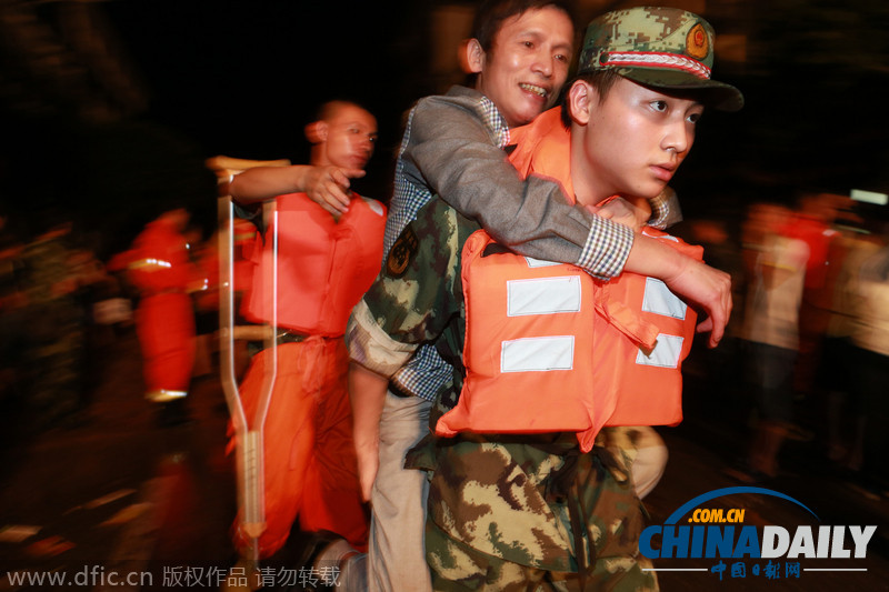 重庆多地遭受暴雨袭击 消防官兵紧急救援