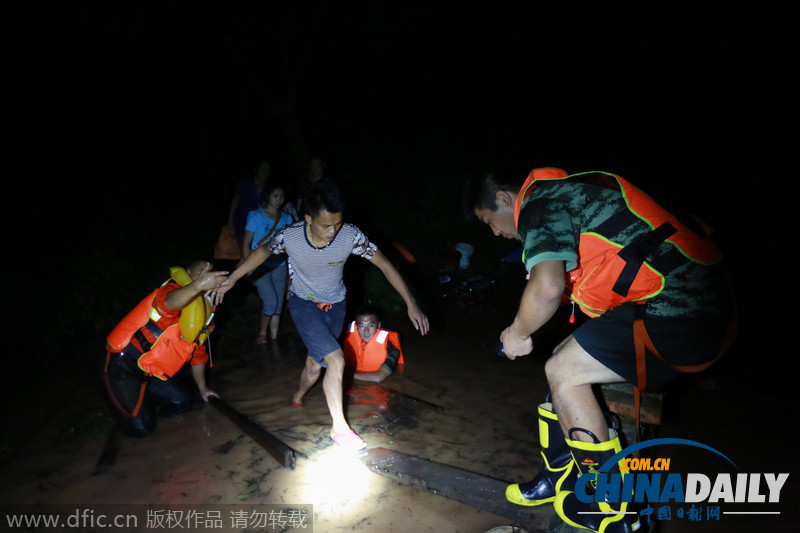 重庆多地遭受暴雨袭击 消防官兵紧急救援
