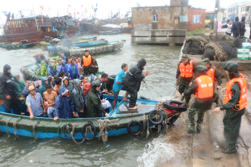 海南边防抗击台风“海鸥”转移受灾群众40229名