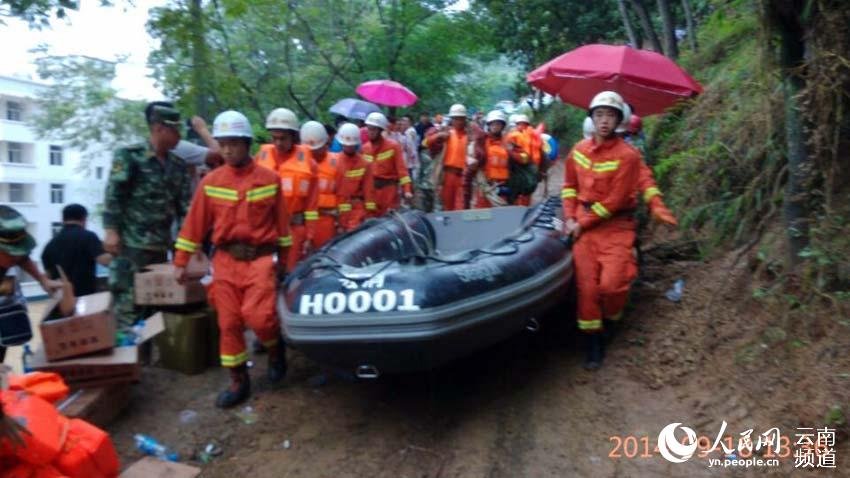 中学396名师生被洪水围困 警方营救