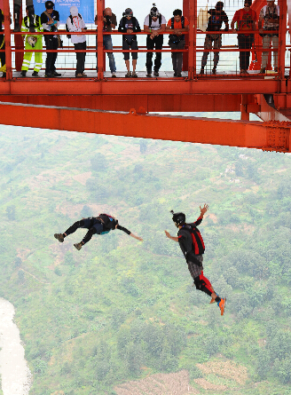 坝陵河大桥低空跳伞让国外跳伞“高手”欲罢不能