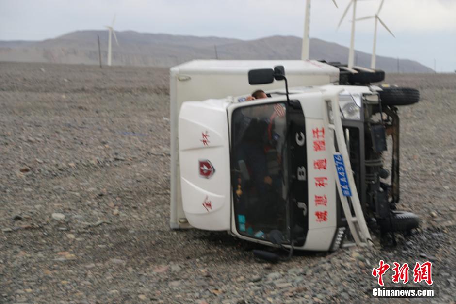 新疆吐鲁番30里风区遭遇12级大风车辆被掀翻