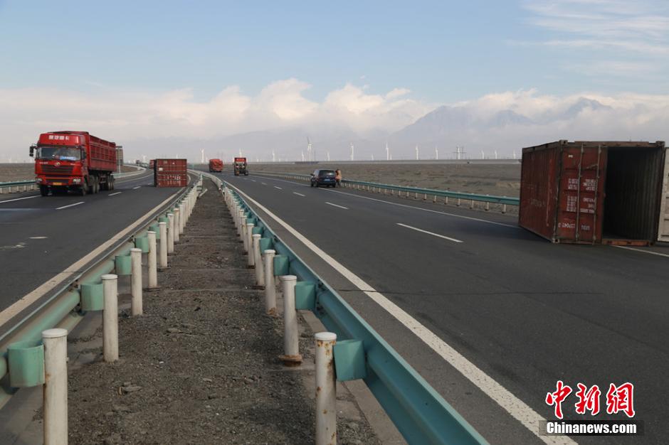 新疆吐鲁番30里风区遭遇12级大风车辆被掀翻