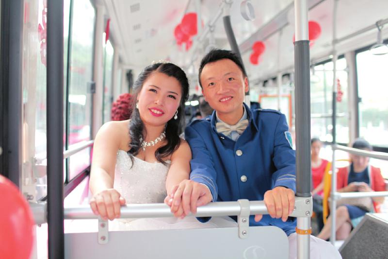 成都一公交司机开公交接新娘 曾车上约会3年