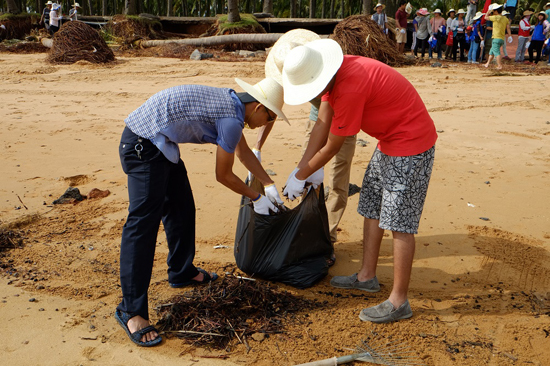 海口数千名志愿者清理西海岸沙滩