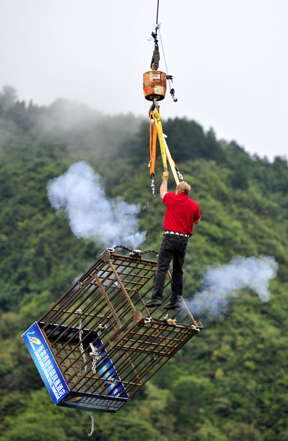 世界顶级“逃脱大师”迪恩·古纳森湖南张家界上演极限大逃生