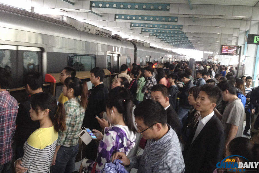 天通苑地铁站台上拥挤的乘客 中国日报记者 匡林华 摄