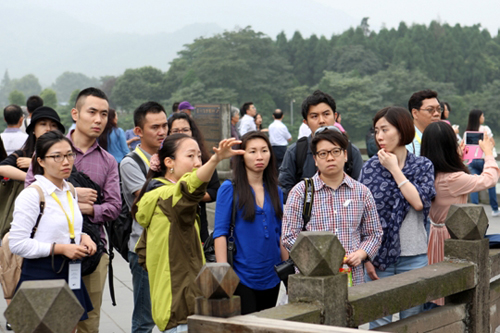 亚洲主流媒体记者参观都江堰水利工程