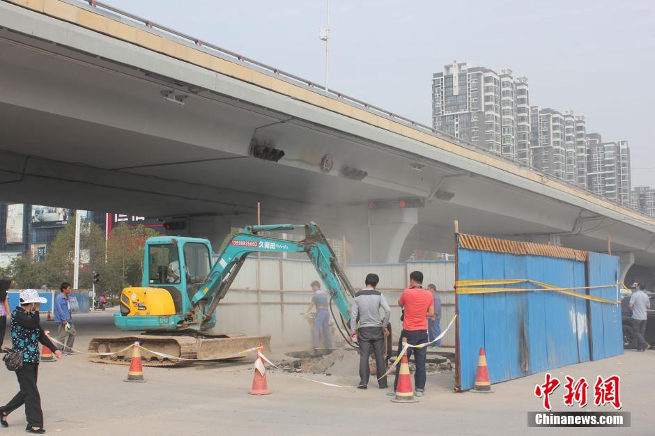 郑州西三环半年坍塌15次 市民期盼“路坚强”