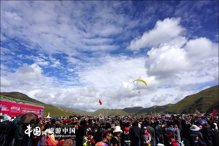 数千名户外爱好者参与稻城亚丁首届徒步转山大赛