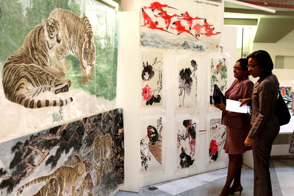 中国传统书画展在特多国家博物馆开幕