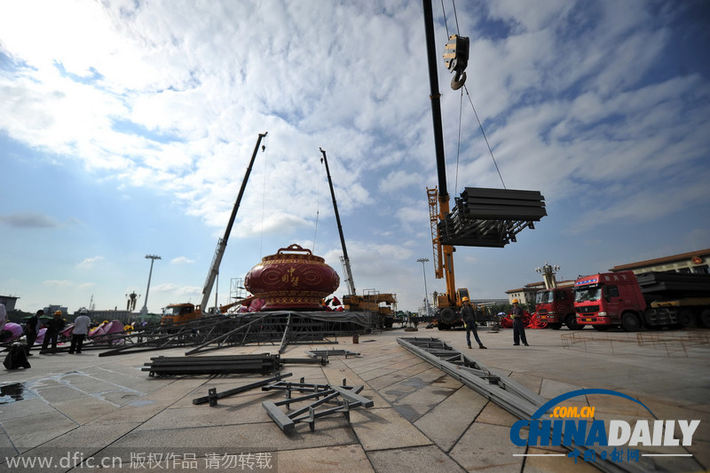 北京天安门国庆花篮完成吊装 高15米可抗10级大风