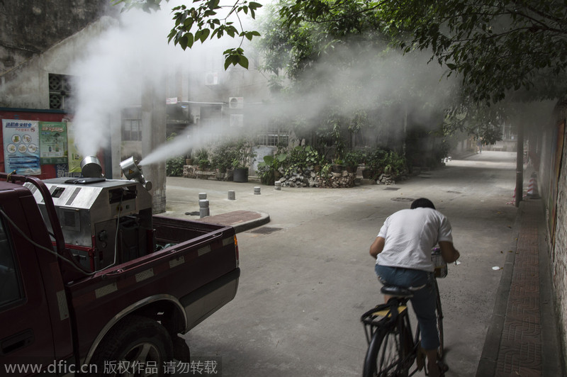 广州防控登革热 “大杀器”喷雾灭蚊、烟雾缭绕市民掩鼻跑