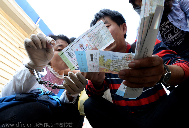 北京动物园门前5“黄牛”倒票被抓 现场收缴门票40余张
