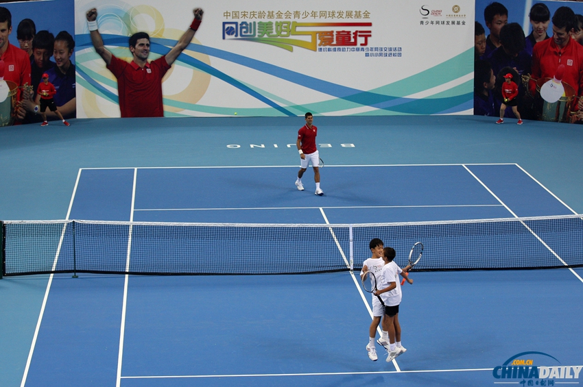 北京：德约科维奇现身校园网球慈善活动