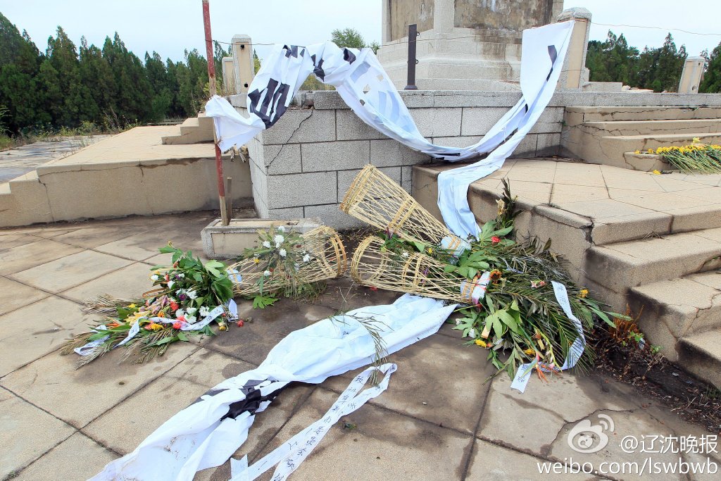 纪念中国旷工“万人坑”纪念碑龟裂 白骨与垃圾为伴