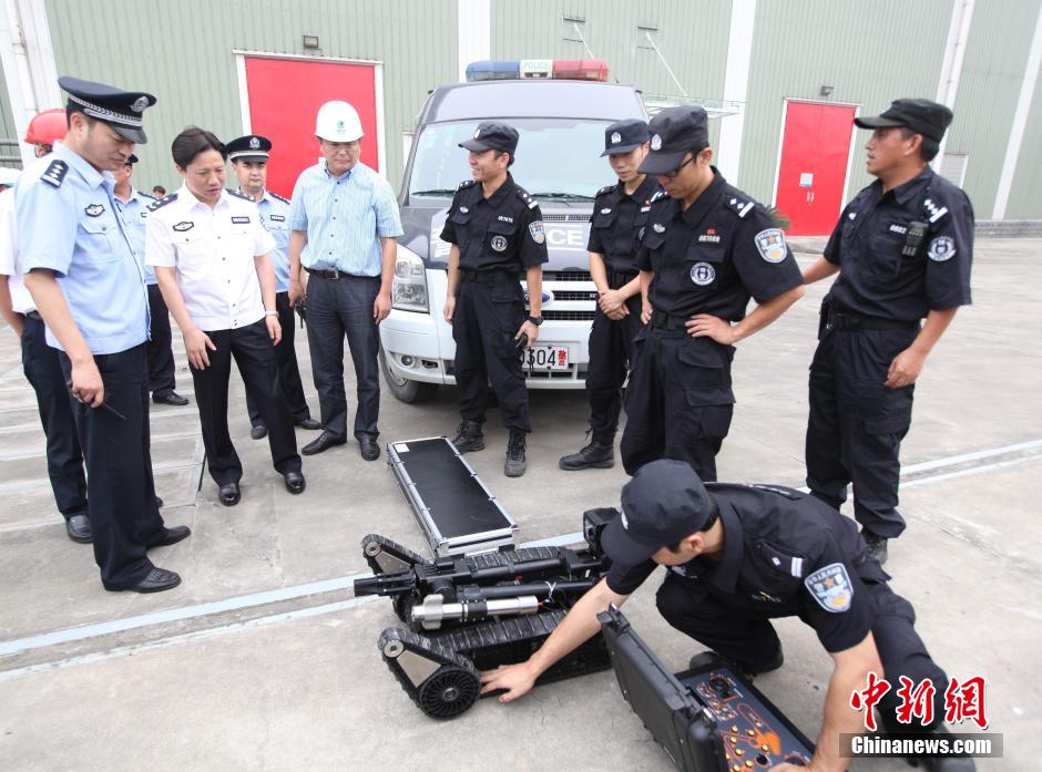 三峡警方开展反恐演练 排爆机器人亮相