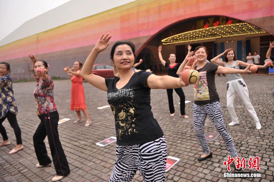 重庆大妈手持iphone6模型跳舞 吁民众理性消费