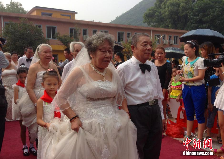 桂林29对老人举行金婚庆典 牵手相伴50载