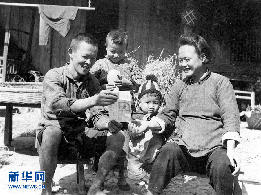 新中国成就档案：基本完成新解放区土地制度的改革