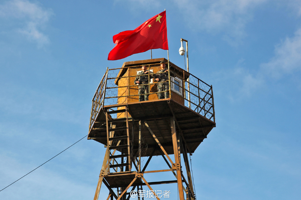 边防官兵与国旗界碑合影 庆祝伟大祖国65周年华诞