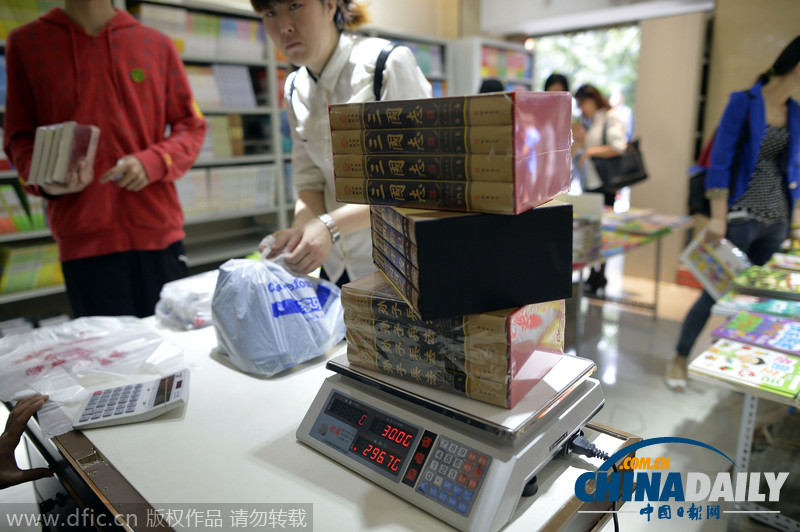 重庆一书店新书当白菜论斤卖 称重付款市民直呼“便宜”