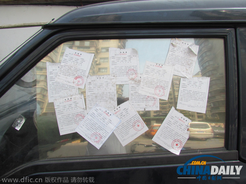 南京“最牛”面包车被贴12张违停告知单无人认领