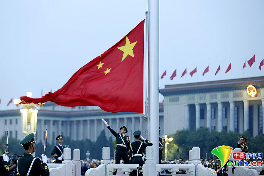 天安门广场隆重举行升旗仪式 庆祝建国65周年