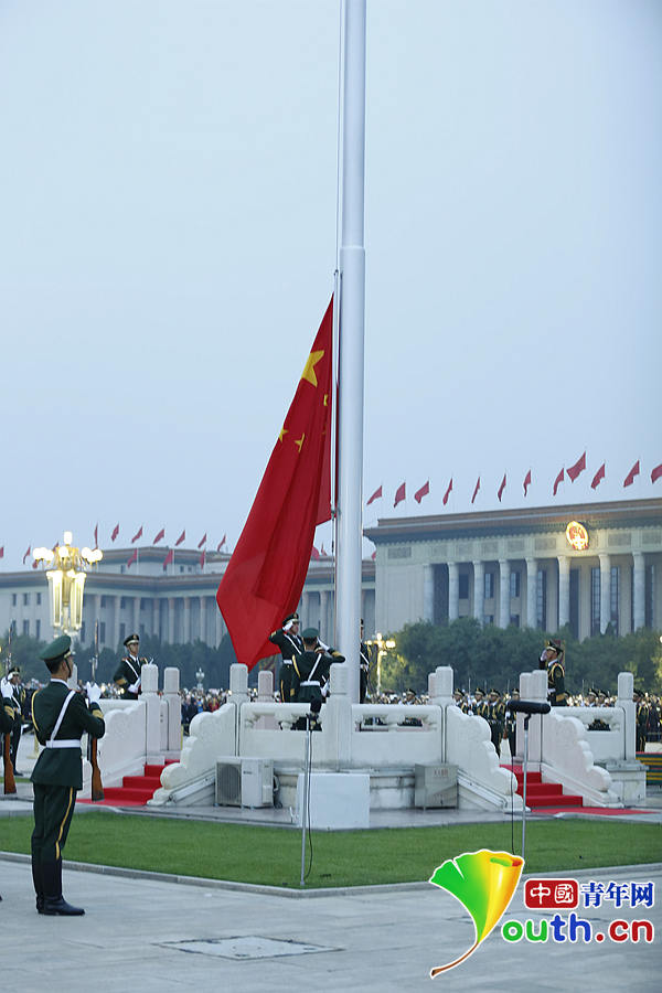 天安门广场隆重举行升旗仪式 庆祝建国65周年