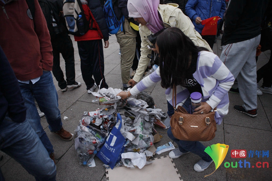 天安门升旗现垃圾遍地 大学生自发捡垃圾