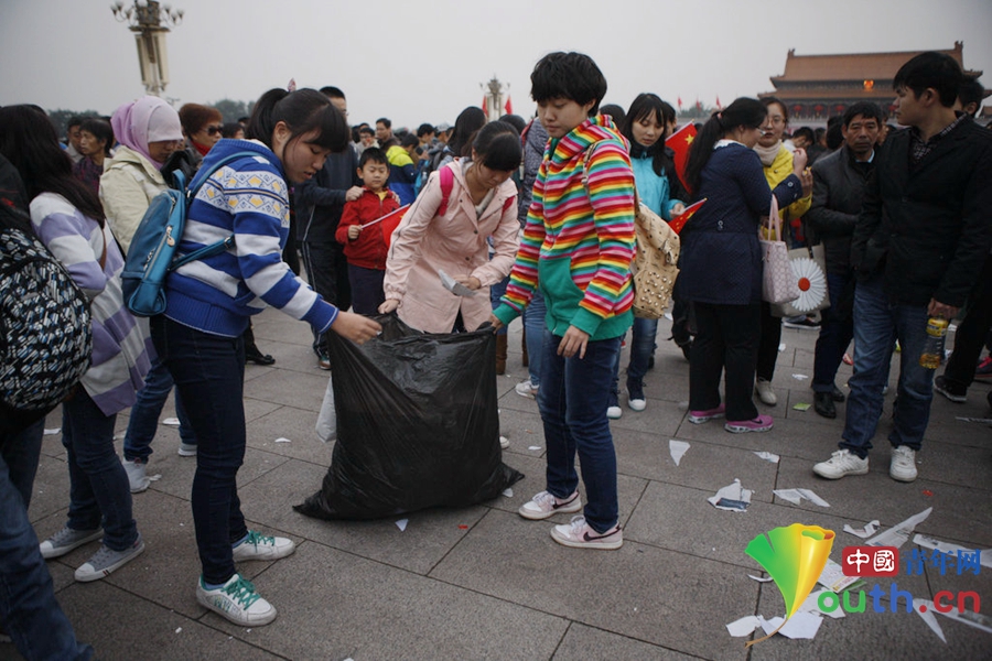 天安门升旗现垃圾遍地 大学生自发捡垃圾